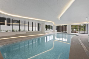 Light Filled Apartment by Albert Park & Lake